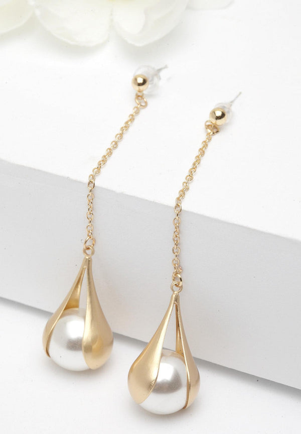 Guldpläterade droppörhängen med pärlor