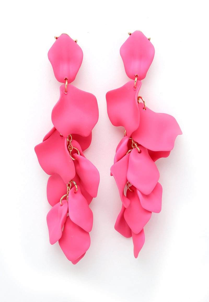 Boucles d'oreilles pendantes en forme de pétale de rose rose.