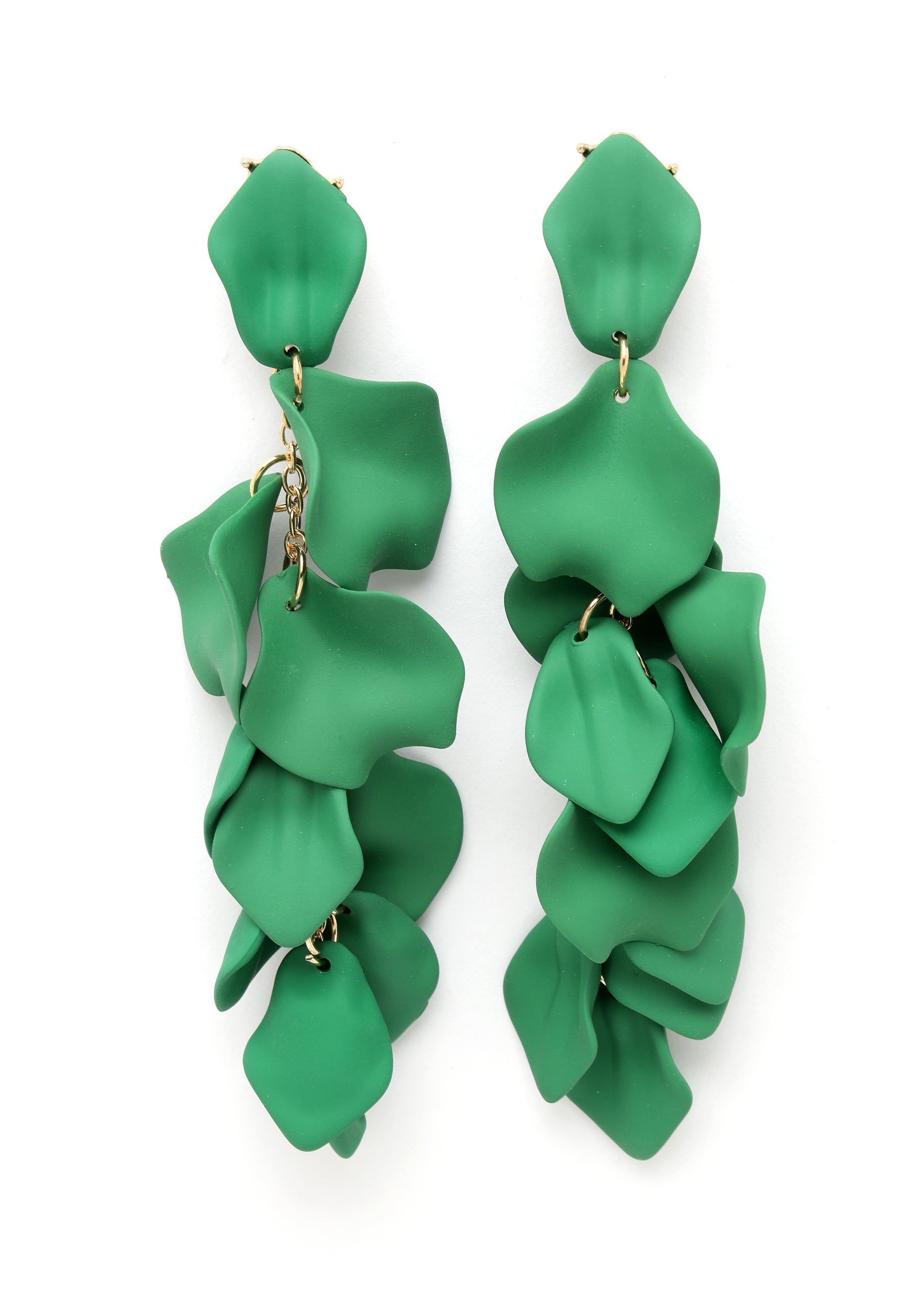 Boucles d'oreilles pendantes en forme de pétale de rose vert foncé.