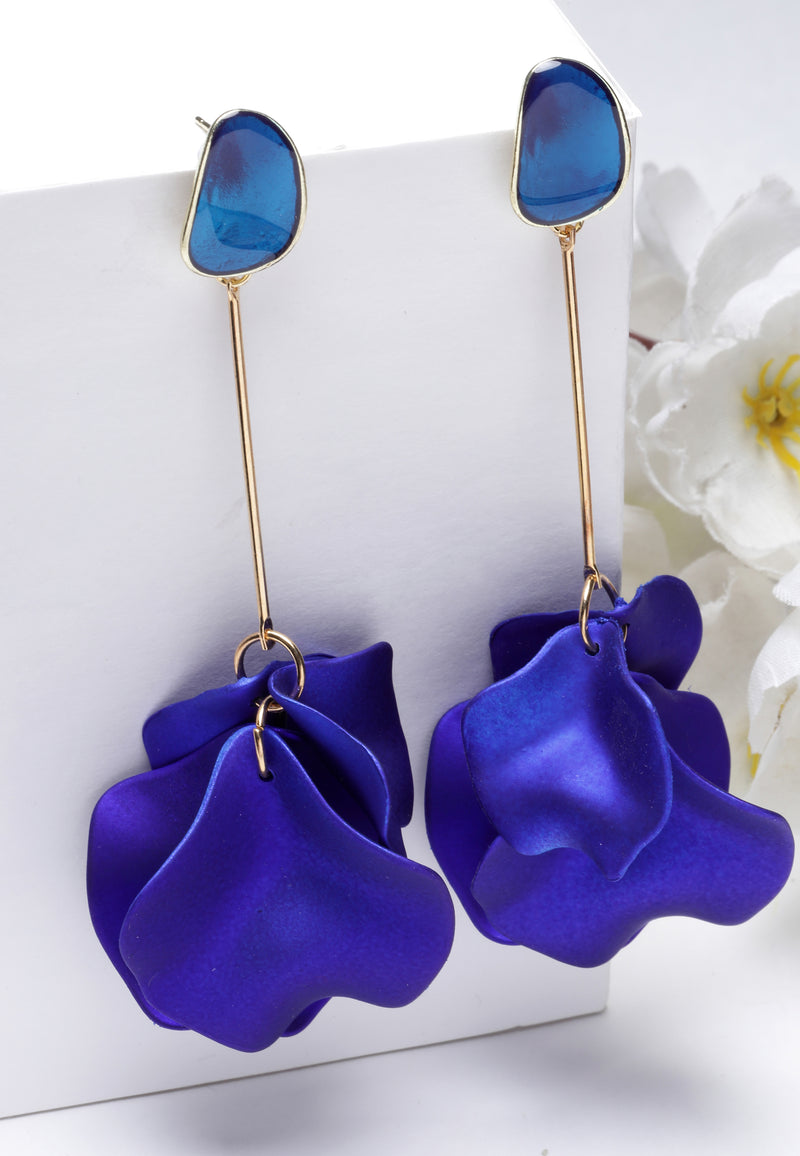 Avantgardistische Paris-Ohrhänger mit Blütenblättern in Metallic-Blau