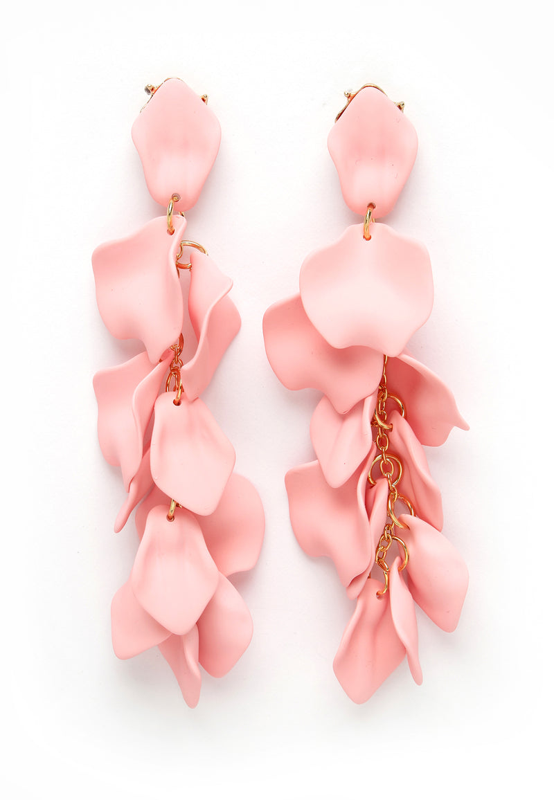 Boucles d'oreilles pendantes en forme de pétale de rose rose clair.