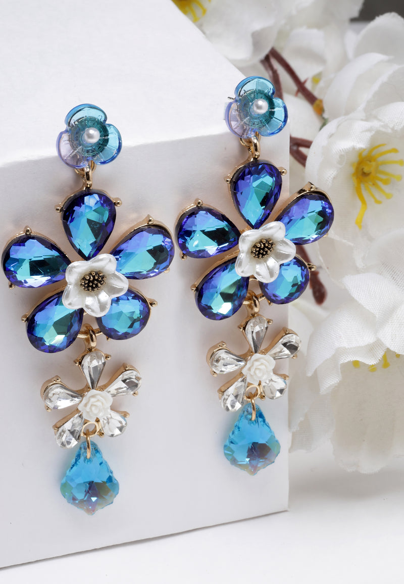 Blå blomformade droppörhängen
