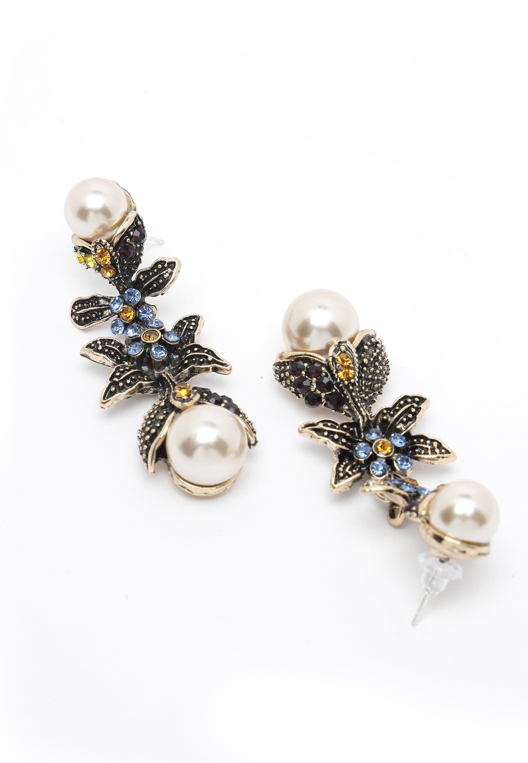 Boucles d'oreilles pendantes en forme de fleur de perles noires d'inspiration vintage