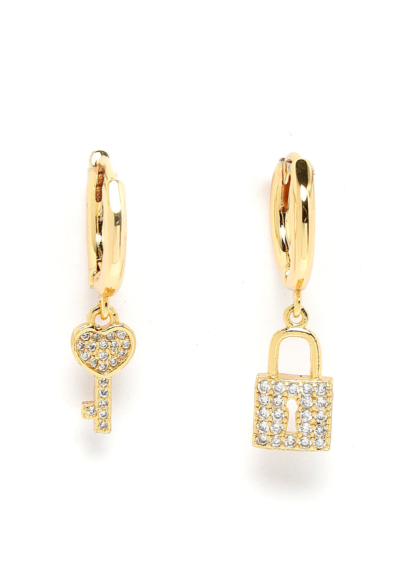 Vergoldete Herz-Schlüssel-Ohrringe mit Kristallen