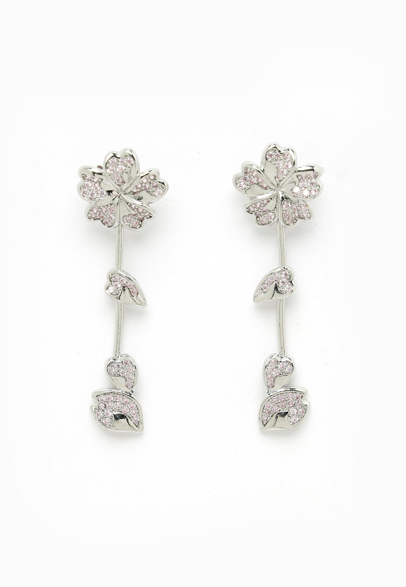 Iconici orecchini pendenti floreali color argento