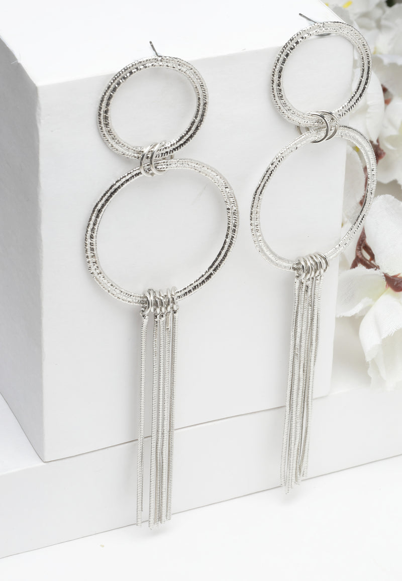 Eleganckie okrągłe kolczyki z frędzlami w kolorze srebrnym