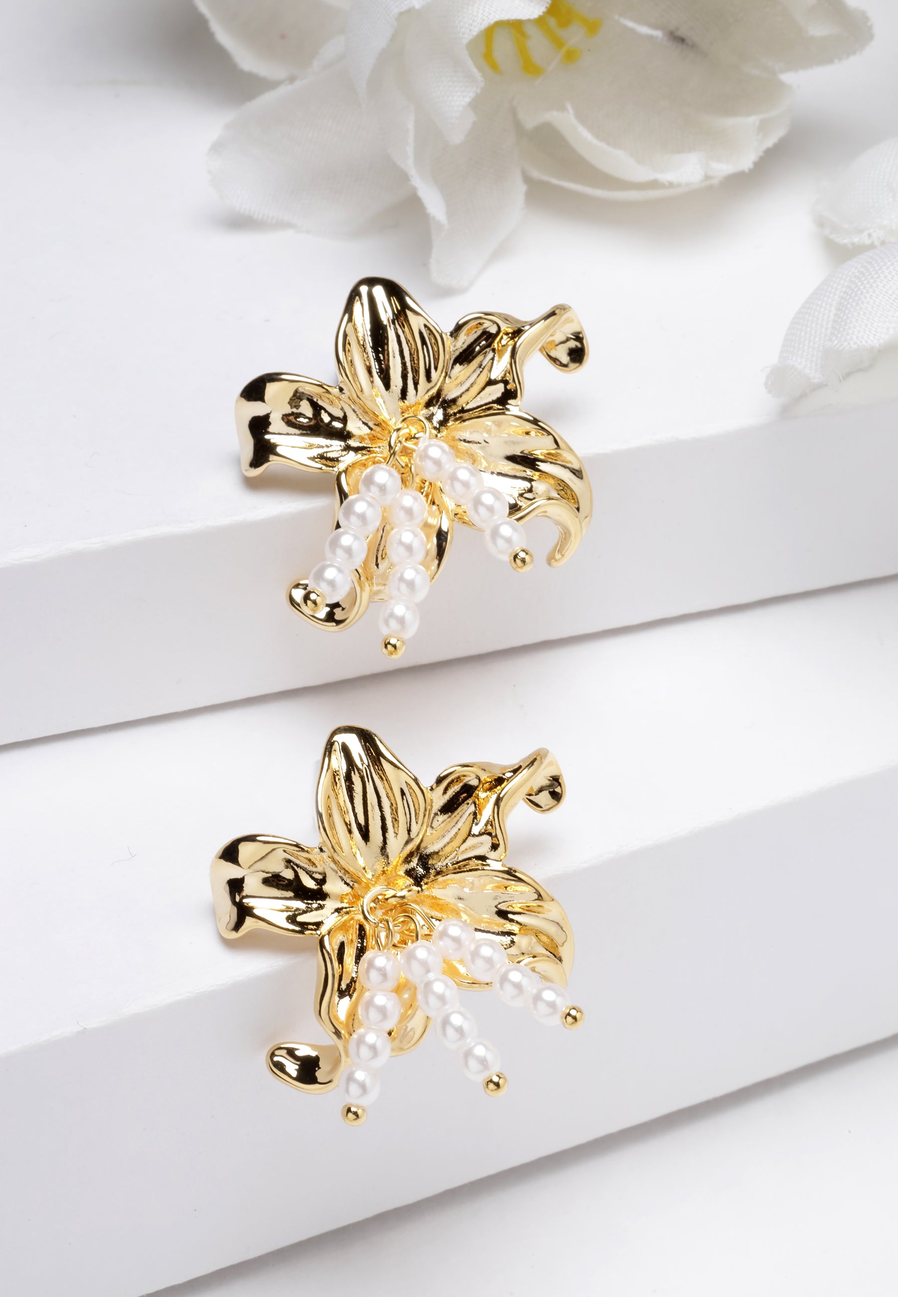 Avantgardistischer Pariser Perlen-Blumenohrring in Gold