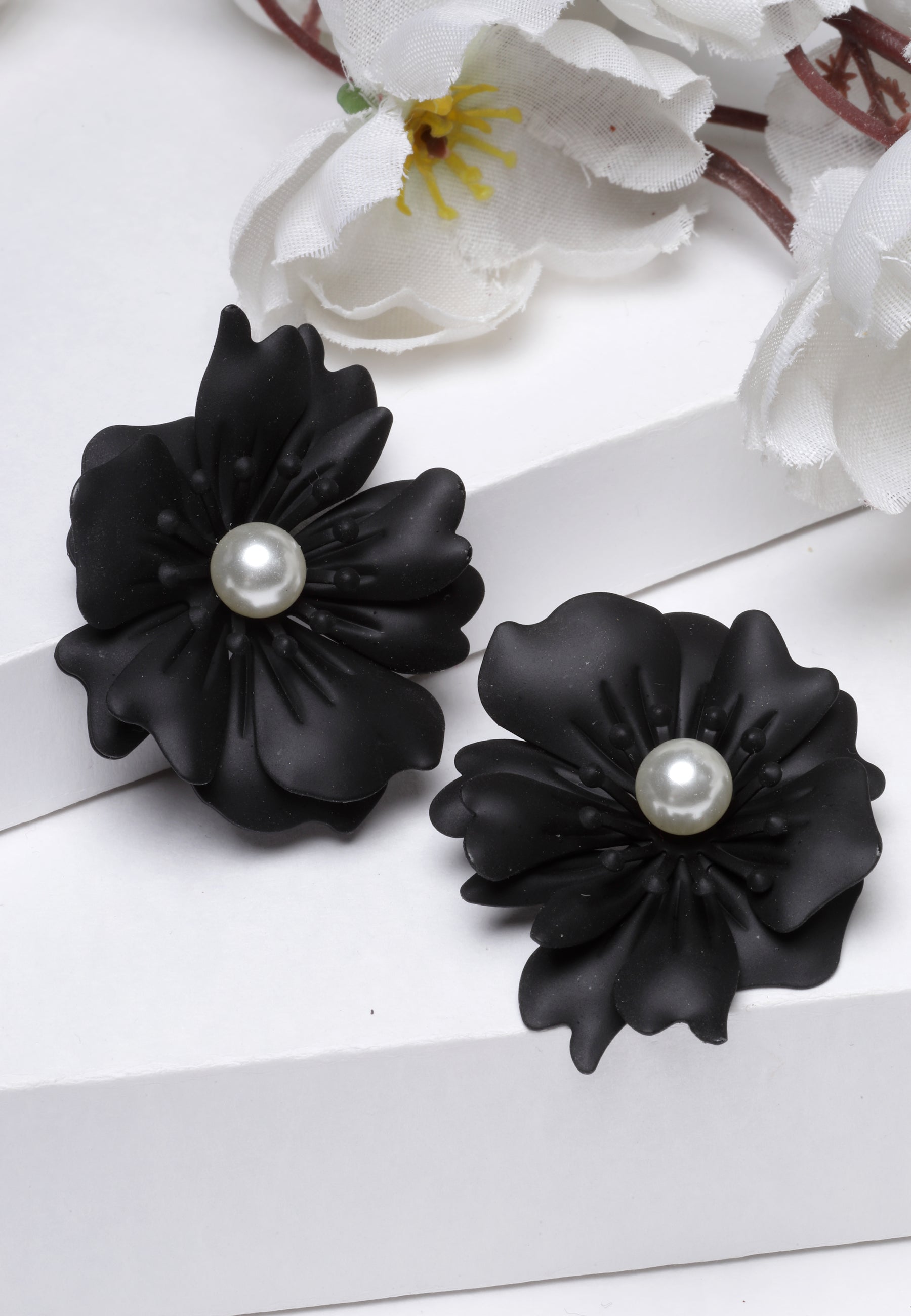 Blooming Daisy Black Studs Earrings