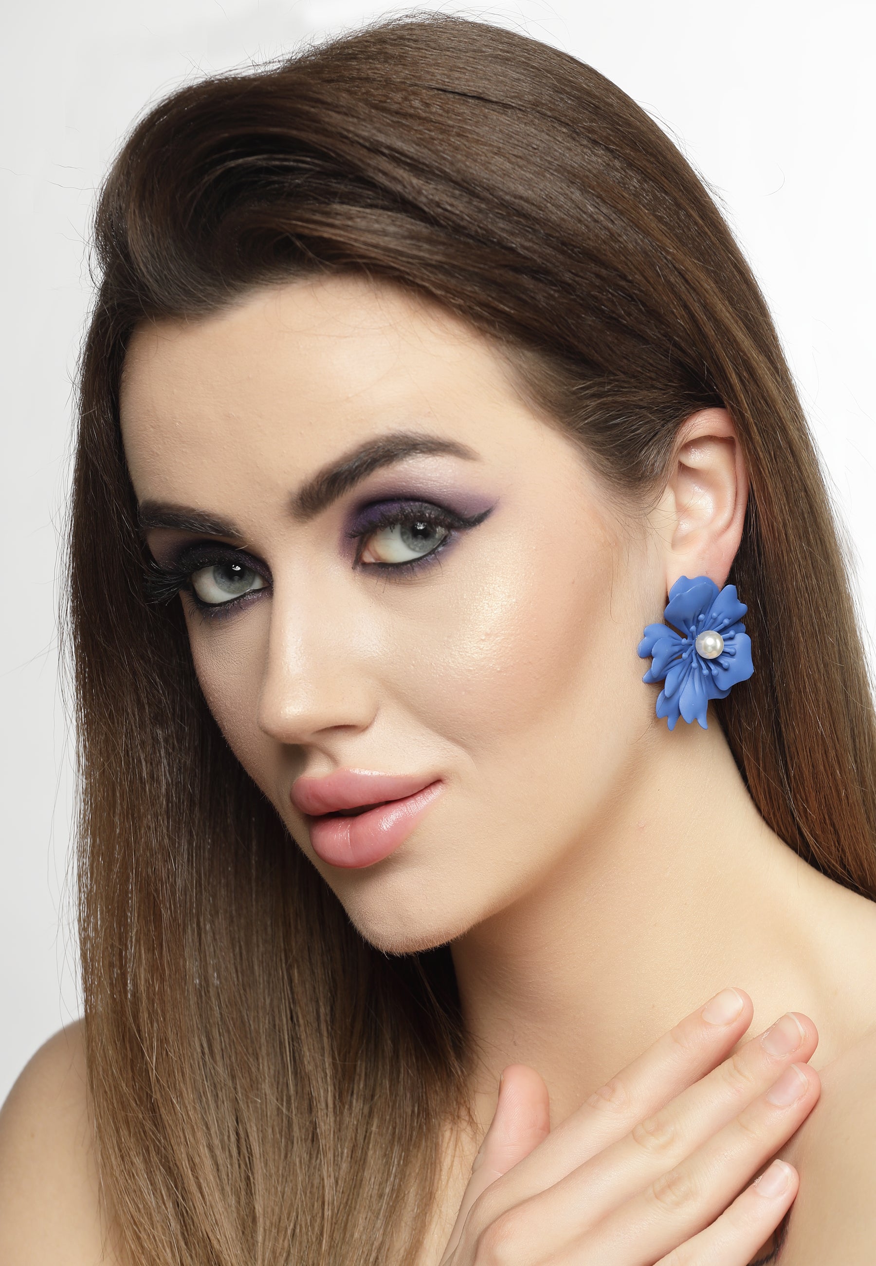 Boucles d'oreilles à tige en perles florales en bleu