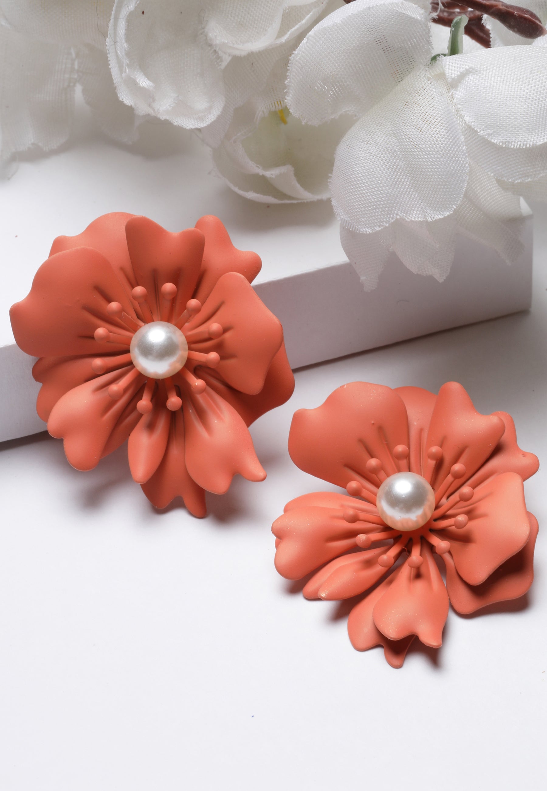 Boucles d'oreilles à tige en perles florales en orange