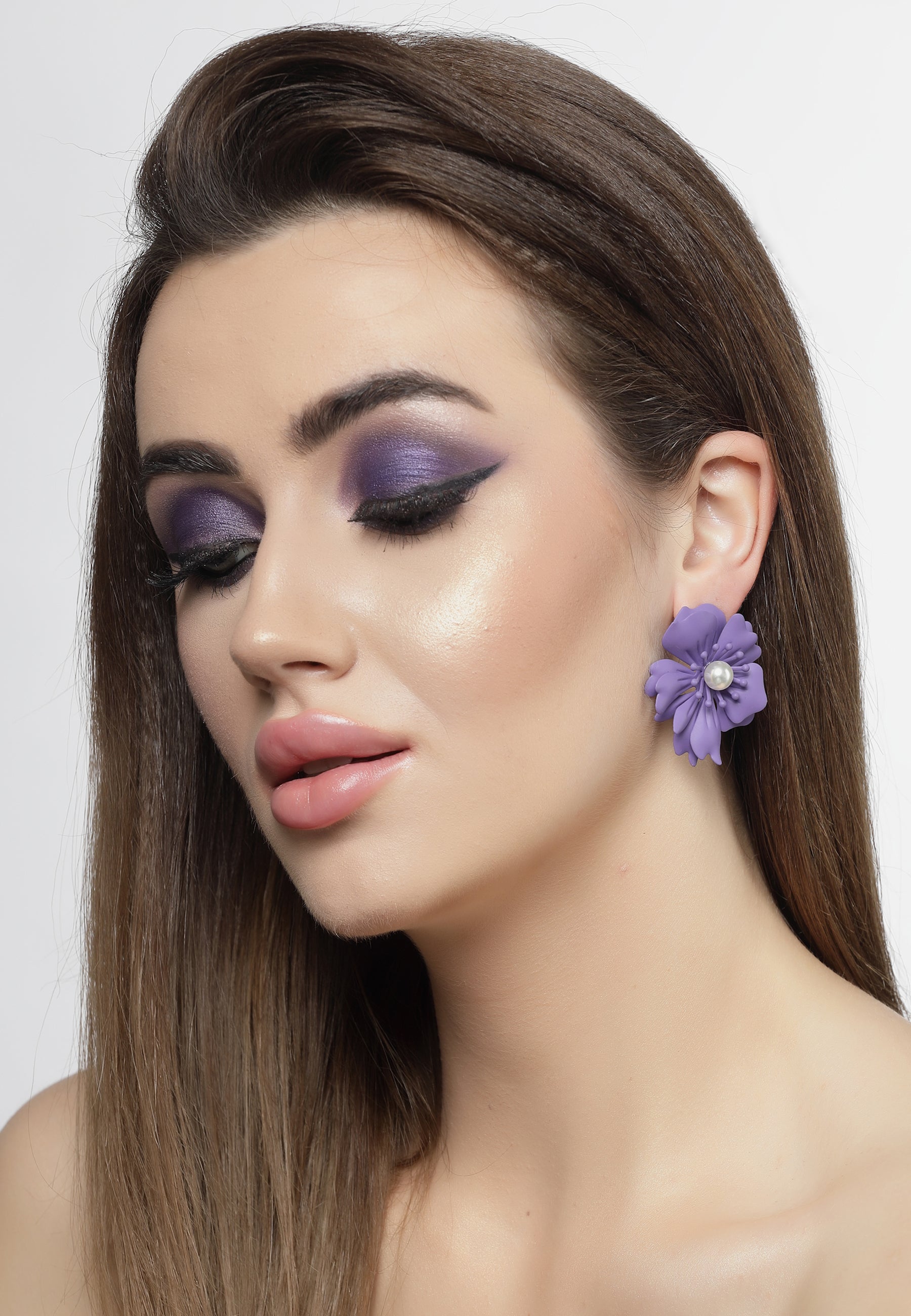 Boucles d'oreilles à tige en perles florales en violet