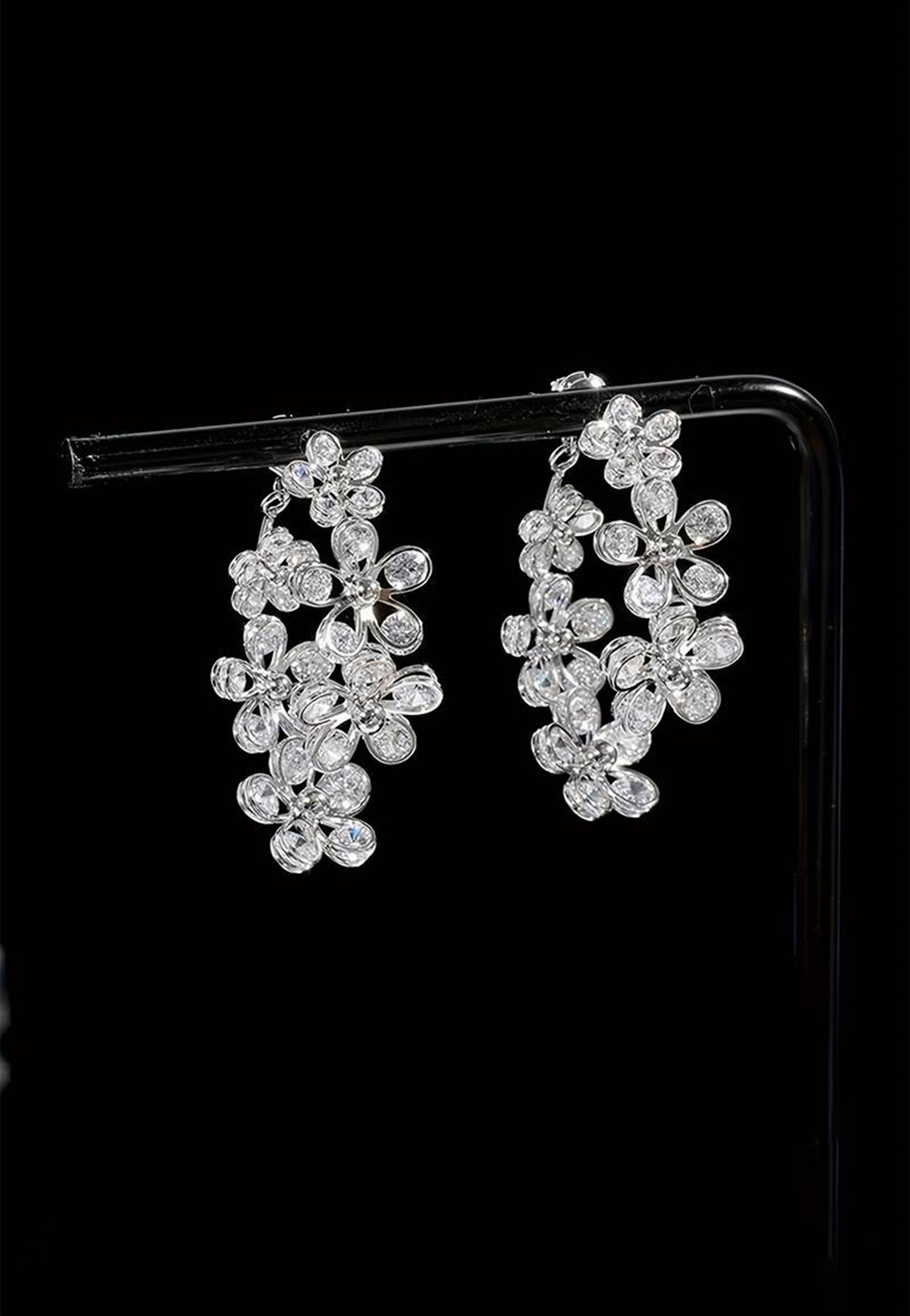 Boucles d'oreilles florales blanches