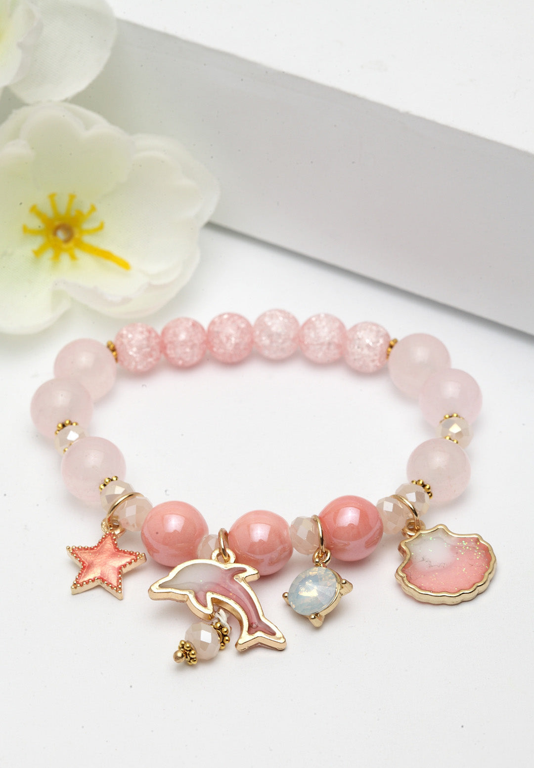 Bracelets de perles colorées avec breloques