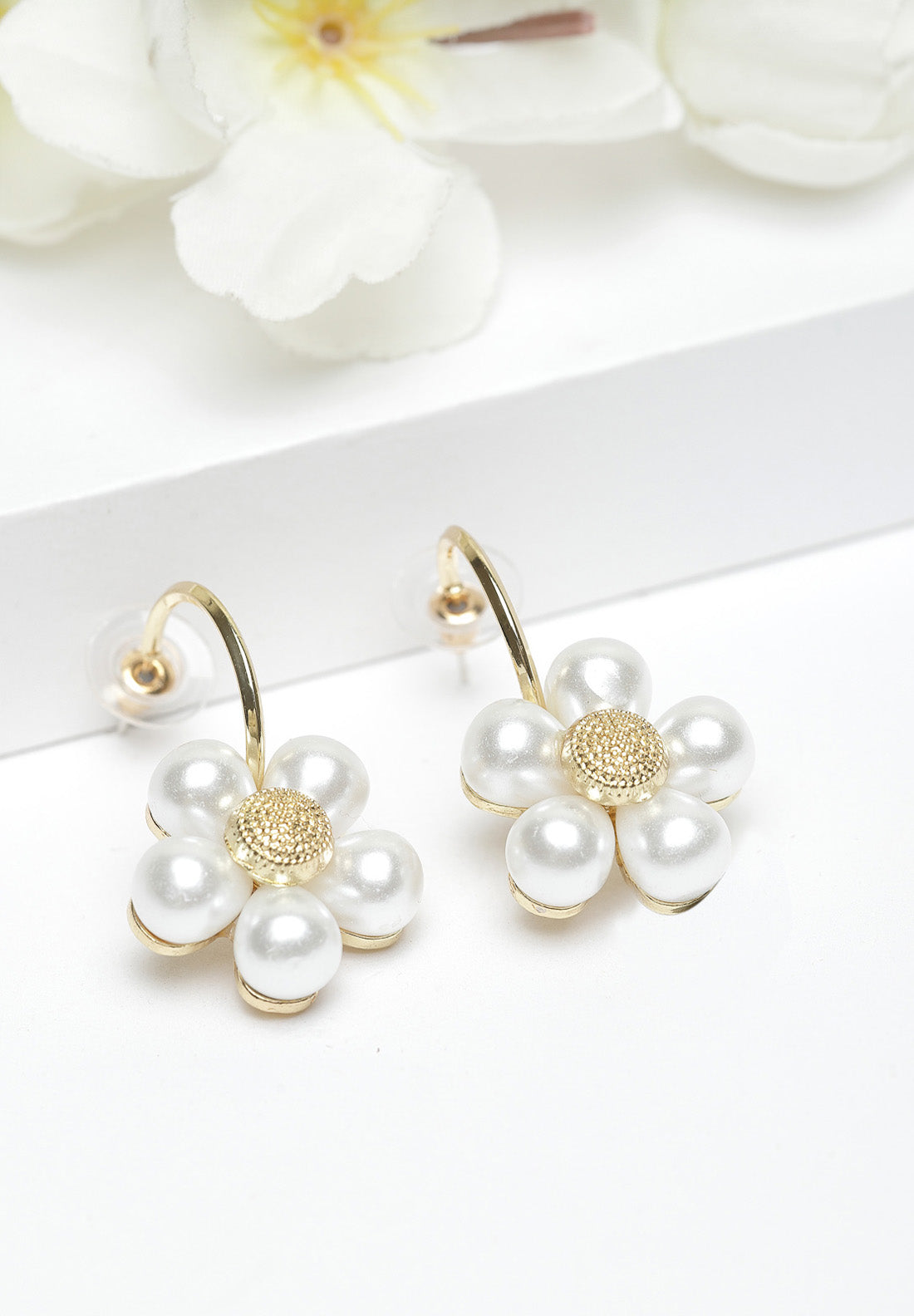 Guld blomster perle hængende øreringe
