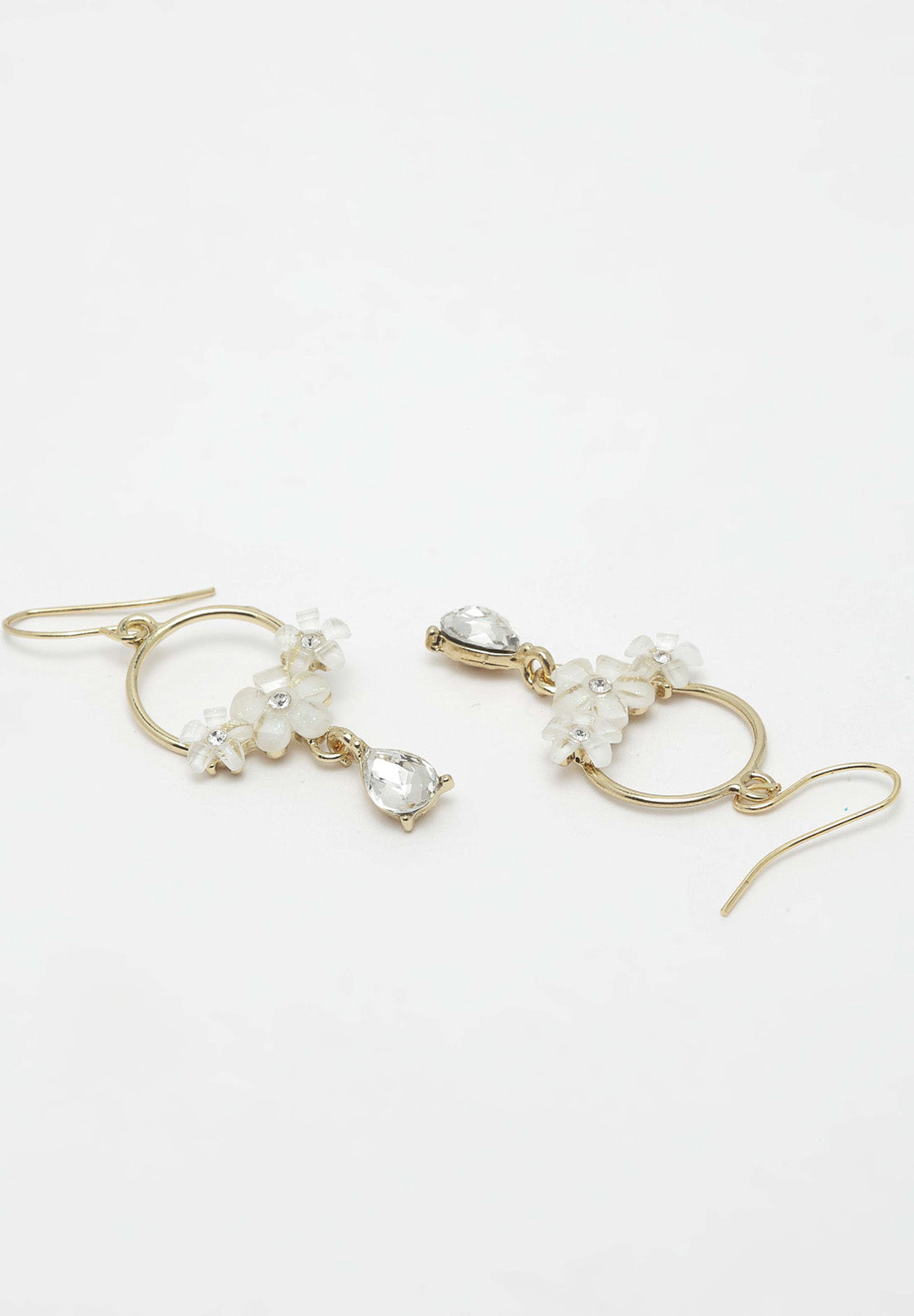 Boucles d'oreilles dorées et cristaux floraux blancs