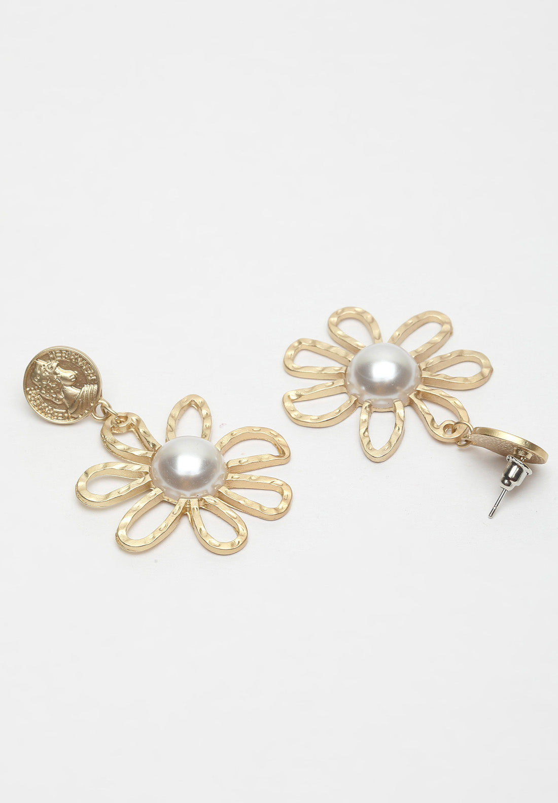 Boucles d'oreilles dorées à perles florales