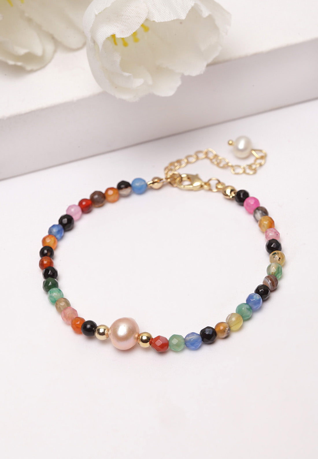 Avantgardistisches Paris-Perlenarmband mit mehrfarbigen Steinen