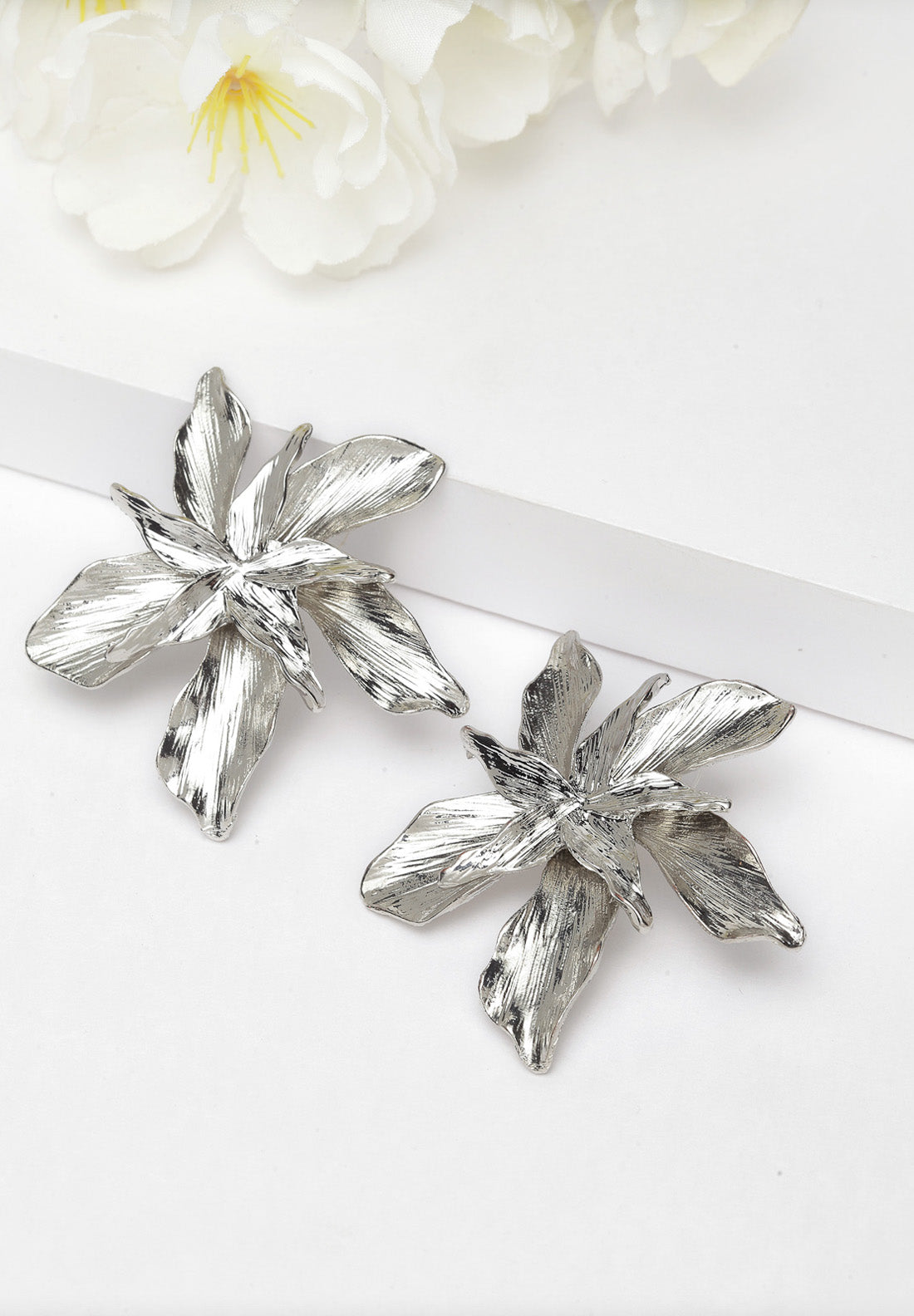 Metallisk sølv blomster ørestikker