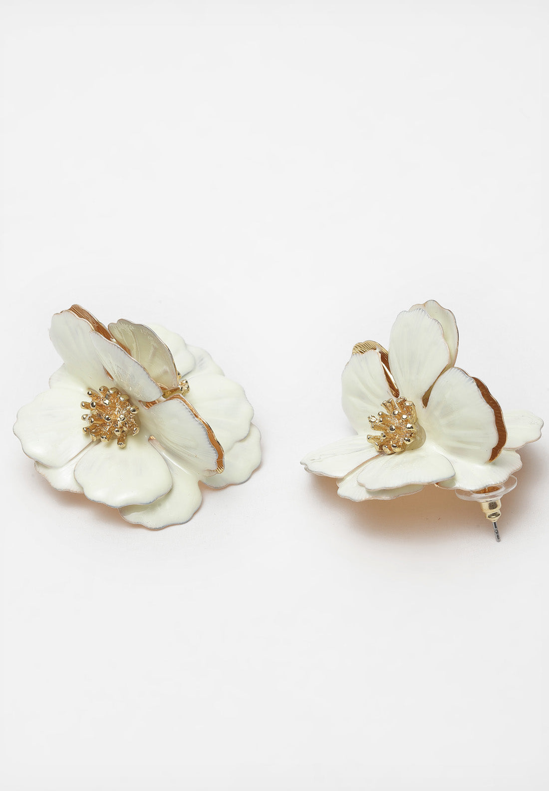 Boucles d'oreilles métallisées à fleurs blanches