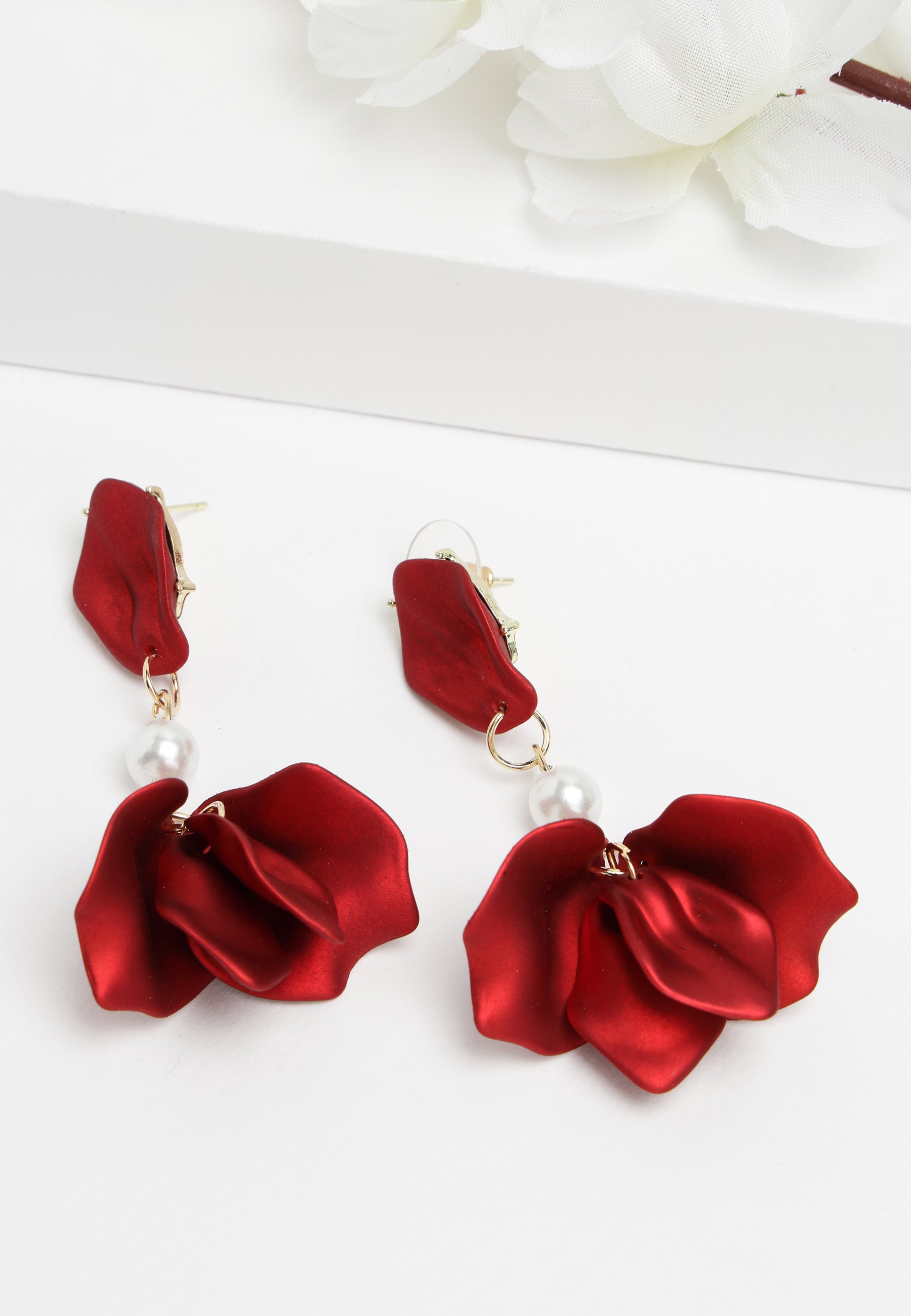 Boucles d'oreilles pendantes roses en rouge