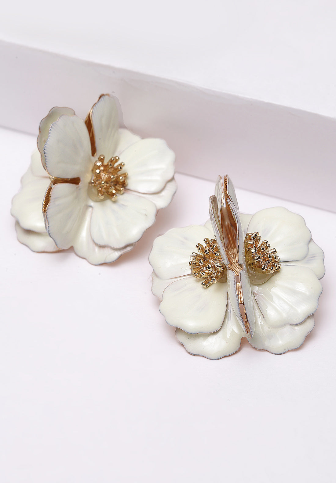 Boucles d'oreilles métallisées à fleurs blanches